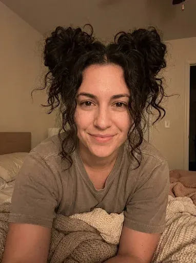 Zwei lockere Pineapple-Buns - Frisuren zum Schlafen